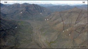 Coulées basaltiques de Svartenhuk ; les flèches indiquent la position de dykes recoupant les coulées basaltiques