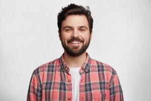 docksink_young-bearded-man-with-striped-shirt_273609-5677-1-.jpg
